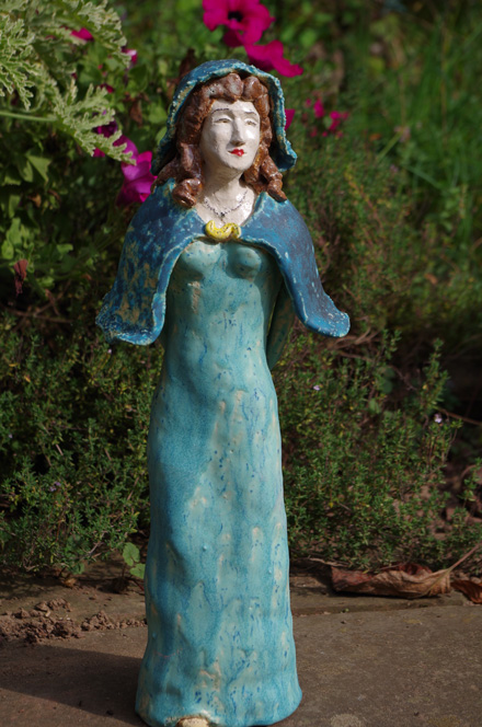  Frau mit Mantel  in Keramik 1